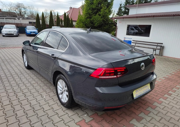 Volkswagen Passat cena 59200 przebieg: 187000, rok produkcji 2019 z Strzelce Opolskie małe 781